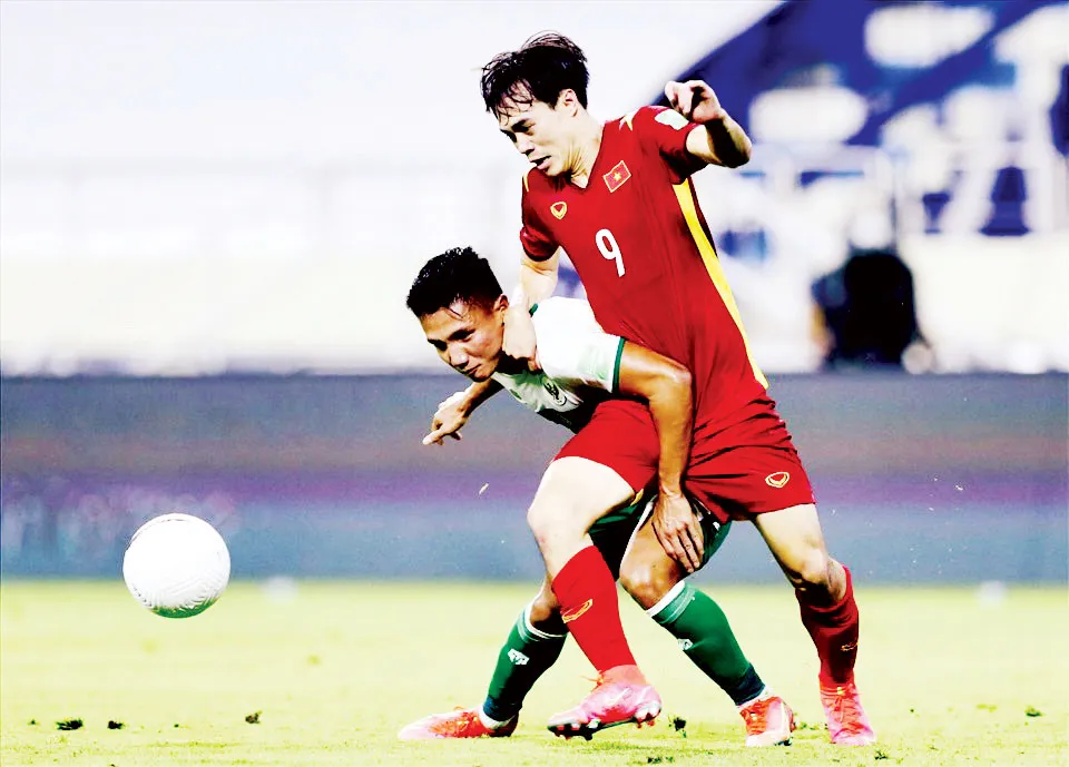 Văn Toàn (phải) tranh chấp bóng với cầu thủ Indonesia ở vòng loại World Cup 2022. Ảnh: P. NGUYỄN