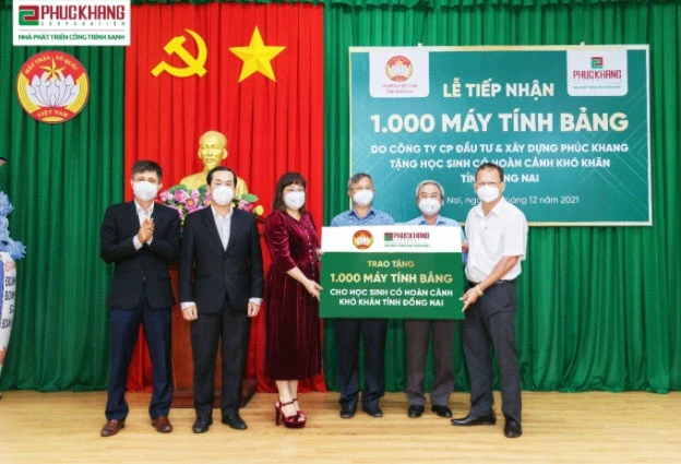 Tặng máy tính bảng cho 1.000 học sinh khó khăn ở Đồng Nai 