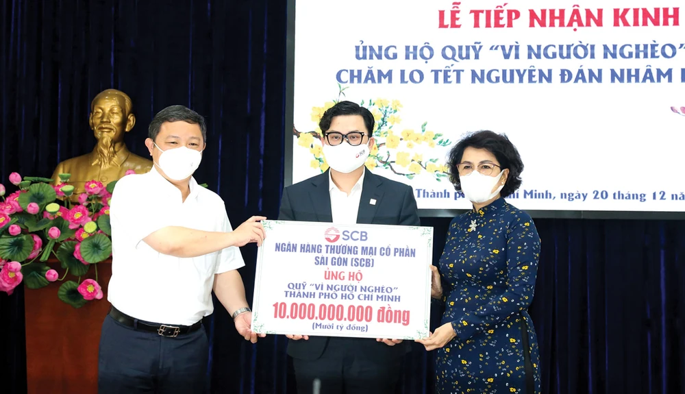 Lãnh đạo TPHCM tiếp nhận hỗ trợ từ SCB