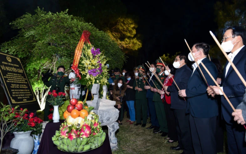 Thủ tướng Chính phủ Phạm Minh Chính và đoàn công tác Trung ương dự lễ viếng, dâng hương, dâng hoa tưởng niệm Đại tướng Võ Nguyên Giáp. Ảnh: VGP