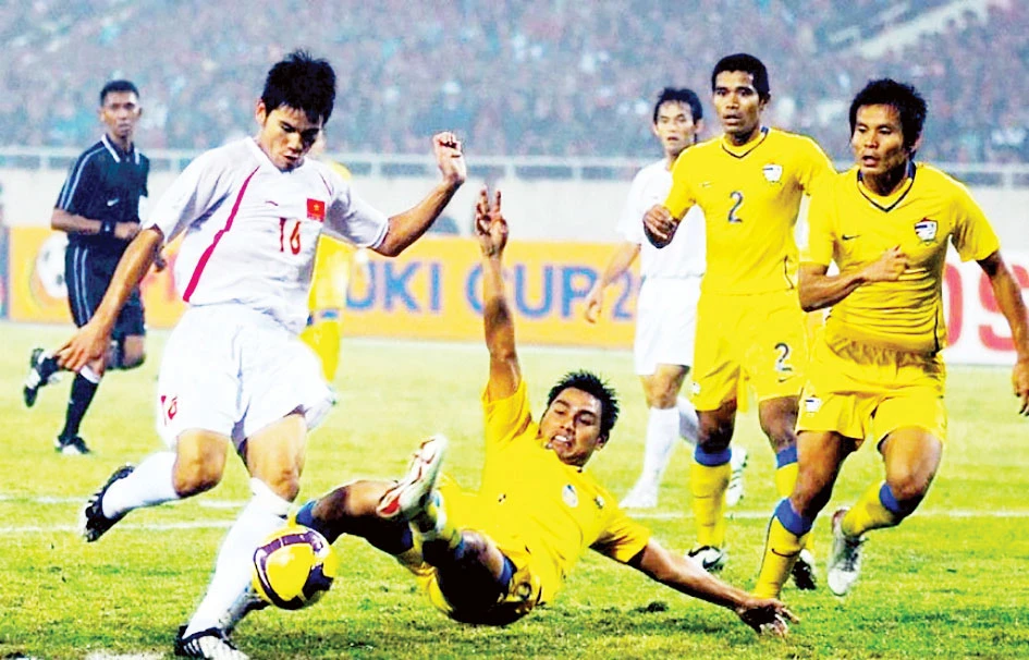 Việt Nam (trái) từng đánh bại Thái Lan ở chung kết AFF Cup 2008 để giành ngôi vô địch. Ảnh: DŨNG PHƯƠNG