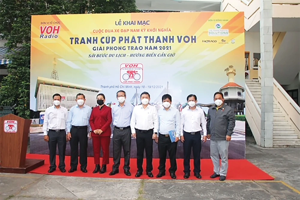 Lãnh đạo thành phố chụp ảnh cùng ban tổ chức và khách mời