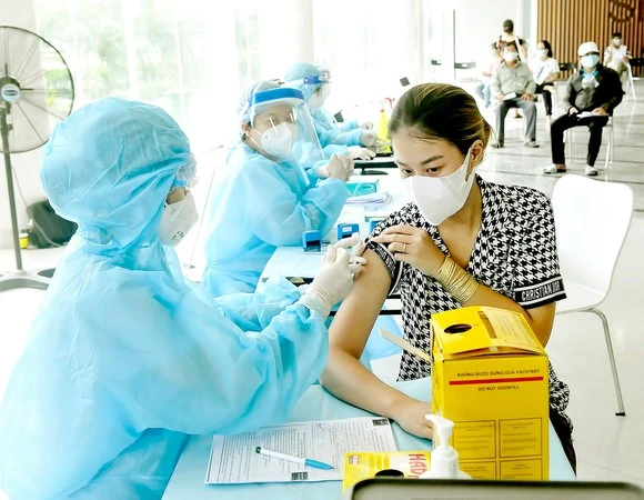 Tiêm vaccine Covid-19 cho người dân quận 7, TPHCM. Ảnh: CAO THĂNG