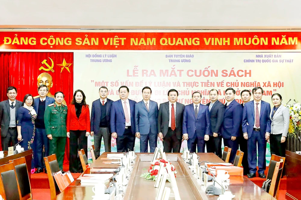 Thường trực Ban Bí thư Võ Văn Thưởng cùng các đồng chí lãnh đạo dự lễ ra mắt cuốn sách. Ảnh: TTXVN