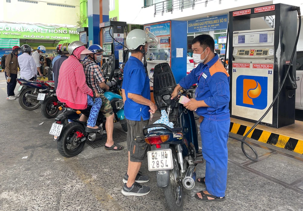 Nhiều người đổ xăng tại cây xăng Petrolimex (đường Trần Hưng Đạo, quận 5, TPHCM). Ảnh: HOÀNG HÙNG