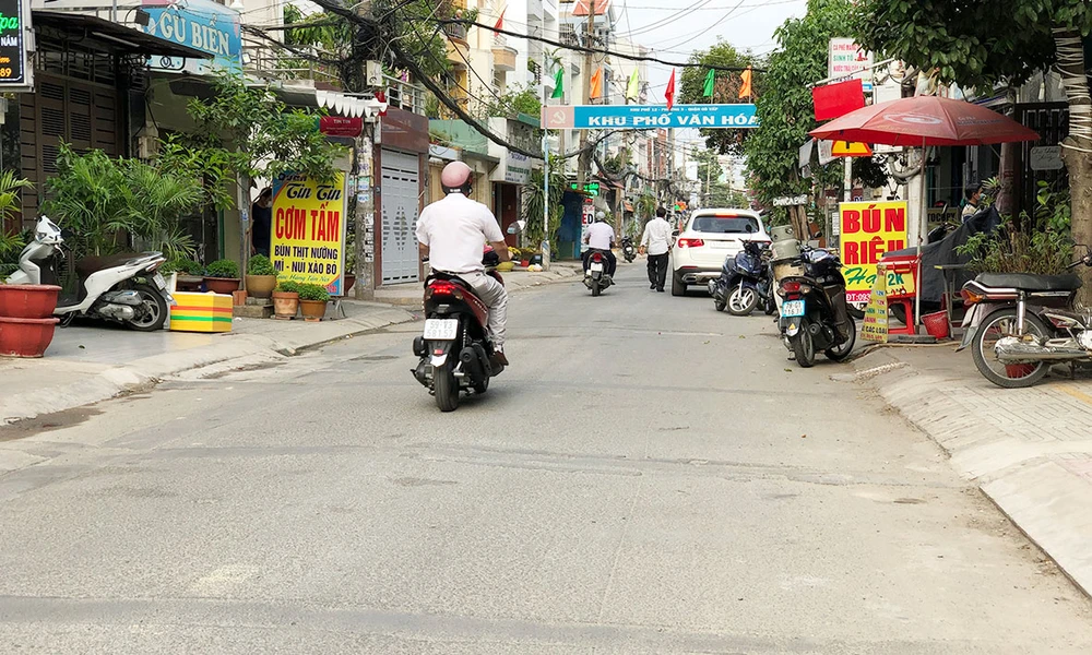 Đơn vị thi công hoàn trả mặt đường lồi lõm, khiến người dân di chuyển rất khó khăn, gặp nguy hiểm