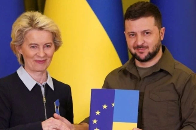 Chủ tịch Ủy ban châu Âu Ursula von der Leyen trao cho Tổng thống Volodymyr Zelensky bảng câu hỏi đánh giá mức độ sẵn sàng gia nhập EU. Ảnh: AP