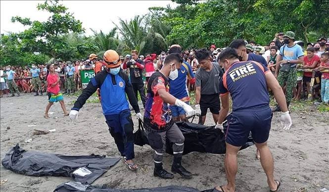 Lượng cứu hộ tìm thấy thêm nhiều thi thể tại ngôi làng Pilar, thị trấn Abuyog, tỉnh Leyte, Philippines. Nguồn: TTXVN 