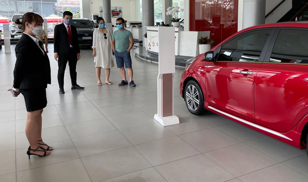 Người dân đi xem xe lắp ráp trong nước tại showroom KIA Phú Mỹ Hưng. Ảnh: HOÀNG HÙNG