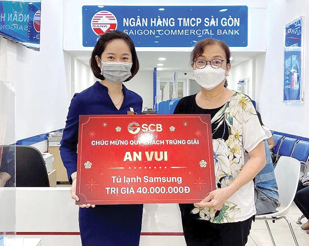 Đại diện SCB Thị Nghè trao thưởng Giải An Vui cho khách hàng trúng giải