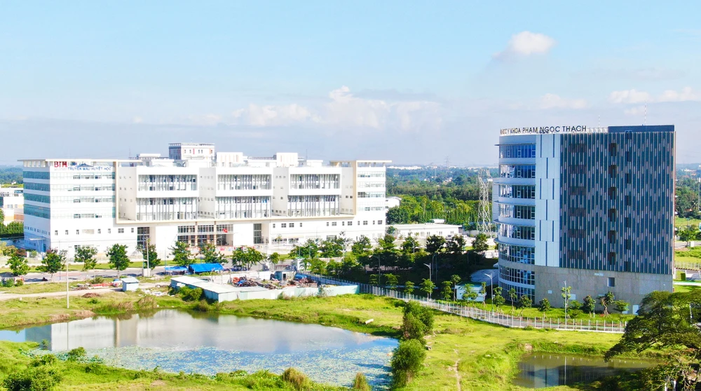 Bệnh viện Truyền máu Huyết học cơ sở 2 (trái) và Trường Đại học Y khoa Phạm Ngọc Thạch (phải) là những dự án của TPHCM được thực hiện từ nguồn vốn đầu tư công. Ảnh: HOÀNG HÙNG