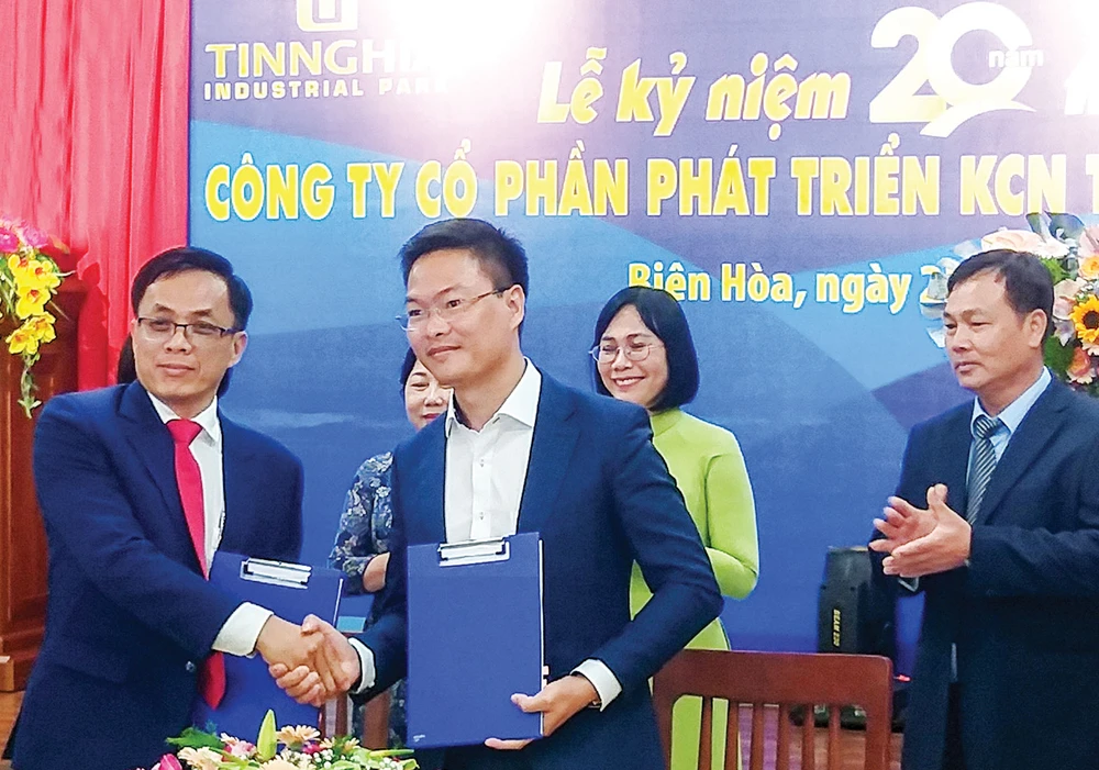 Ký kết hợp tác giữa Công ty CP Phát triển KCN Tín Nghĩa với Công ty CP Dầu khí đầu tư khai thác cảng Phước An