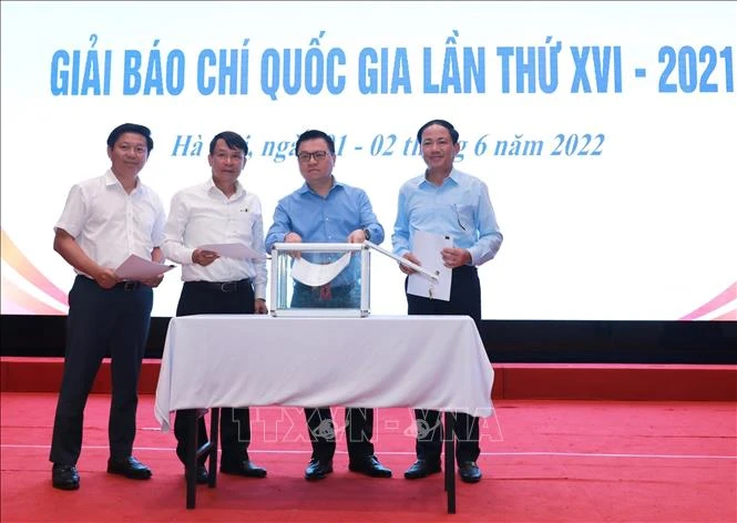 Hội đồng chung khảo đã thẩm định và bỏ phiếu lựa chọn được 10 giải A, 22 giải B, 48 giải C và 35 giải khuyến khích để trao Giải Báo chí quốc gia lần thứ XVI. Ảnh: TTXVN 