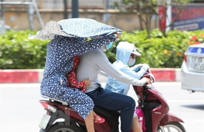 Bắc bộ và Trung bộ tiếp tục nắng nóng, Nam bộ mưa dông