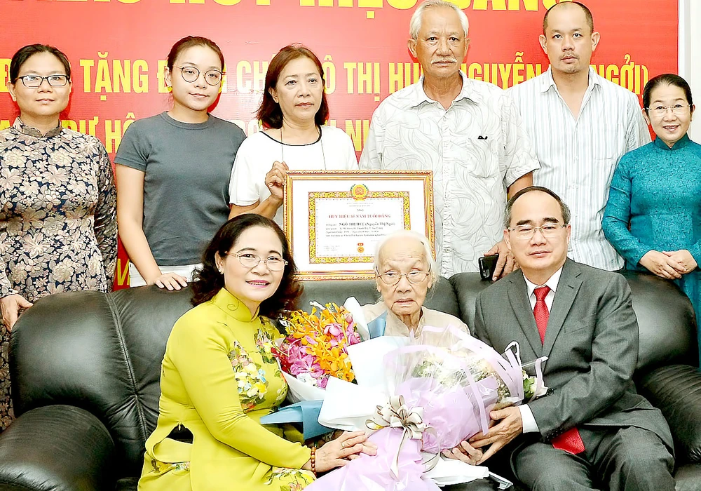 Lãnh đạo TPHCM trao Huy hiệu 85 năm tuổi đảng tặng đồng chí Ngô Thị Huệ (ảnh chụp ngày 18-5-2020). Ảnh: VIỆT DŨNG