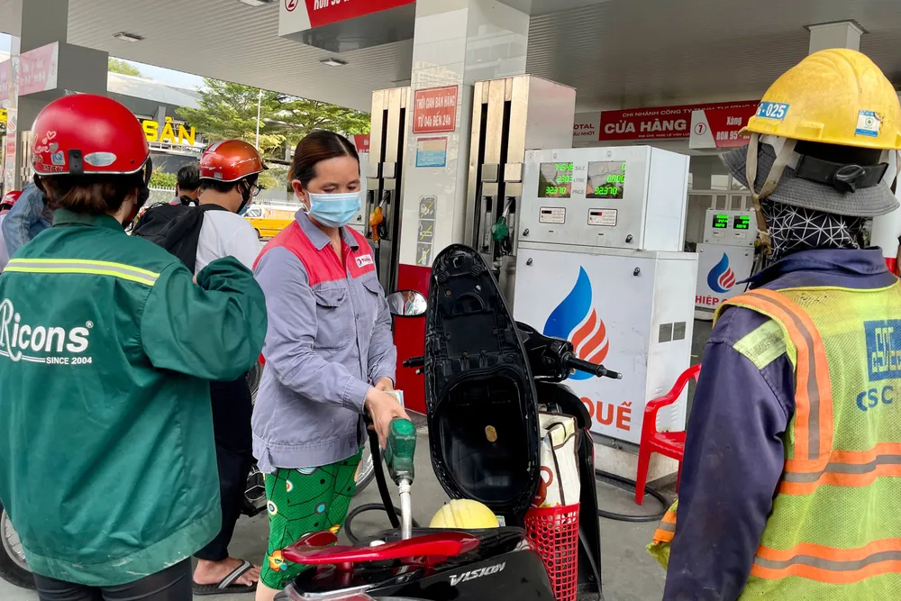   Giá xăng dầu tăng mạnh: Xem xét lại thuế phí ảnh 1