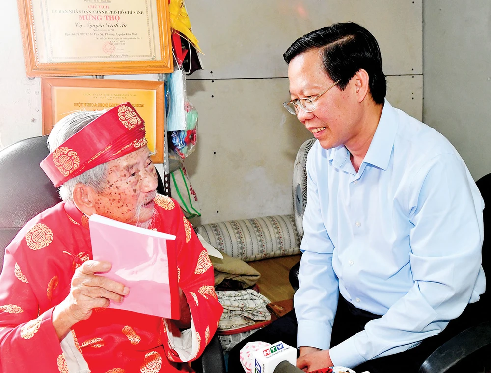 Chủ tịch UBND TPHCM Phan Văn Mãi trao đổi cùng nhà nghiên cứu Nguyễn Đình Tư. Ảnh: VIỆT DŨNG