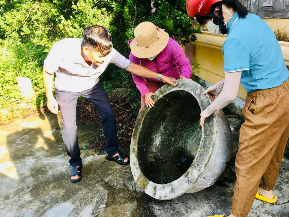 Quảng Ngãi ra quân diệt lăng quăng, bọ gậy phòng chống sốt xuất huyết. Ảnh: NGUYỄN TRANG