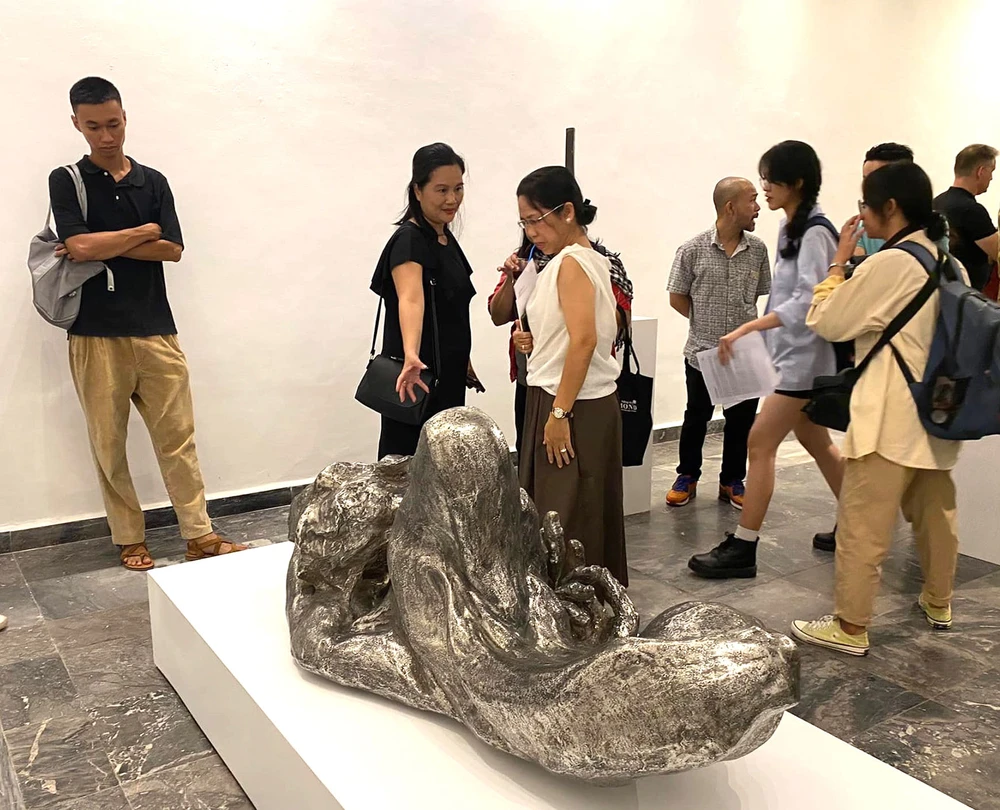 Khách tham quan triển lãm Tuổi mộng mơ, tại Craig Thomas Gallery