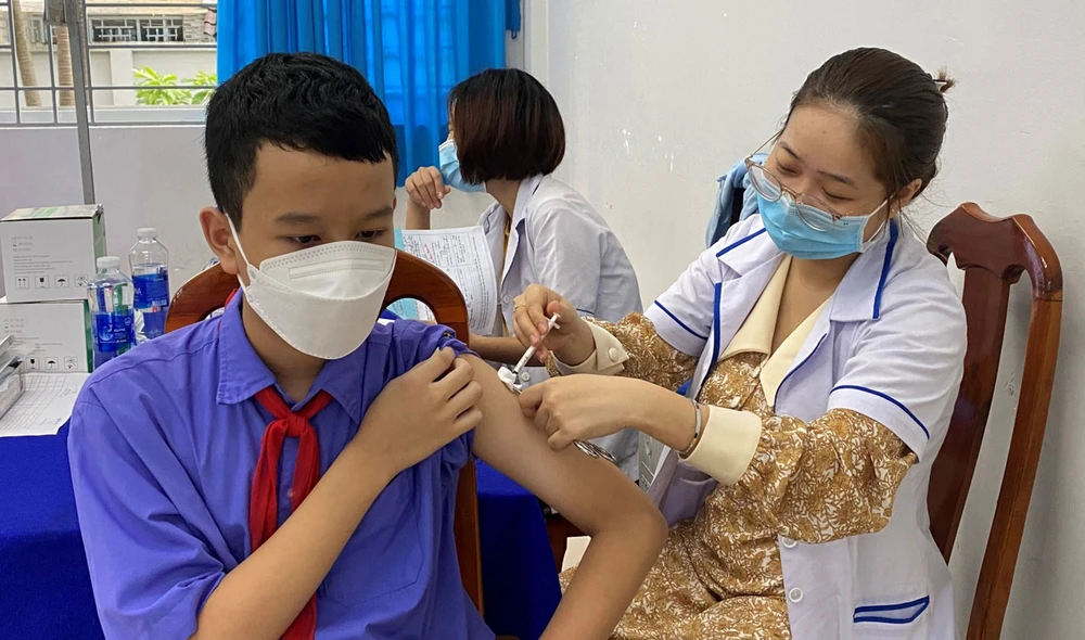 Nhân viên y tế tiêm vaccine Covid-19 cho học sinh