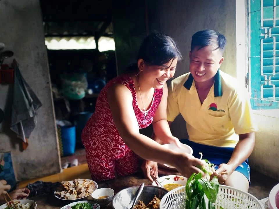 Hạnh phúc là những nụ cười ấm êm dưới mái nhà. Ảnh: LÊ HỮU TƯỜNG