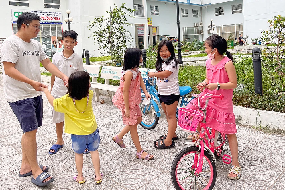 Trẻ em vui chơi tại sân chung cư 35 Hồ Học Lãm, phường An Lạc, quận Bình Tân, TPHCM