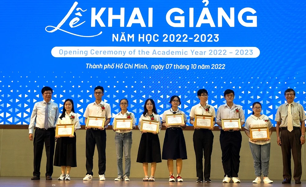 Khoa Y ĐH Quốc gia TPHCM trao học bổng cho tân thủ khoa các ngành năm 2022