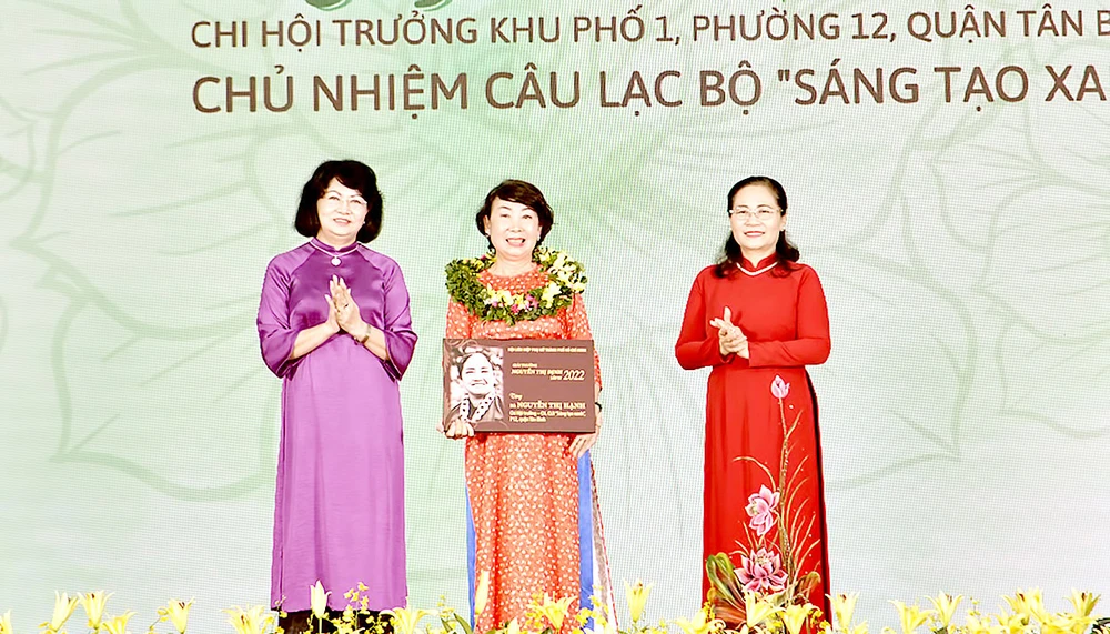 Nguyên Phó Chủ tịch nước Đặng Thị Ngọc Thịnh và Chủ tịch HĐND TPHCM Nguyễn Thị Lệ trao tặng giải thưởng Nguyễn Thị Định cho các gương phụ nữ tiêu biểu. Ảnh: CAO THĂNG