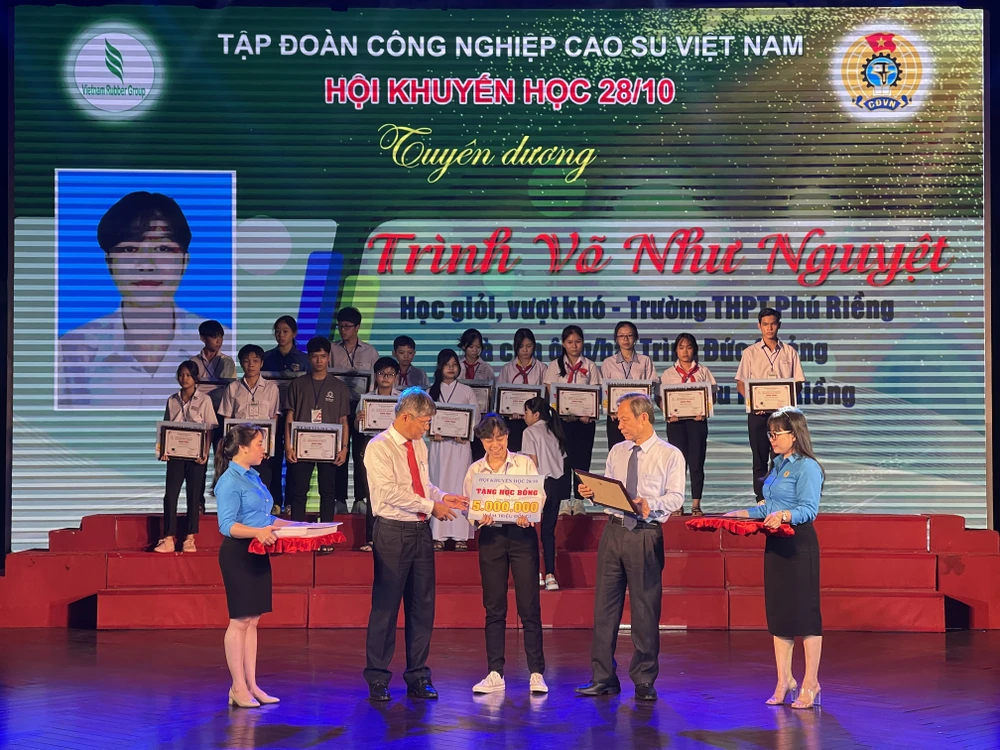 Tuyên dương học sinh, sinh viên vượt khó, học giỏi