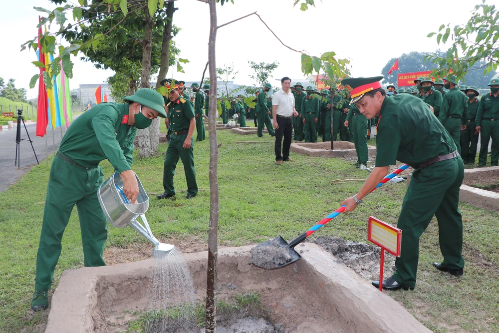 Các cơ quan, đơn vị lực lượng vũ trang Quân khu 7 tích cực trồng cây xanh tạo cảnh quan trong đơn vị, gắn liền bảo vệ môi trường