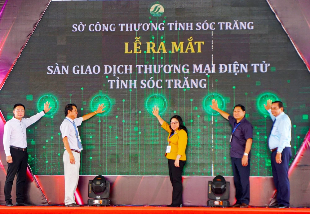 Lãnh đạo tỉnh Sóc Trăng thực hiện nghi thức ra mắt Sàn giao dịch thương mại điện tử tỉnh