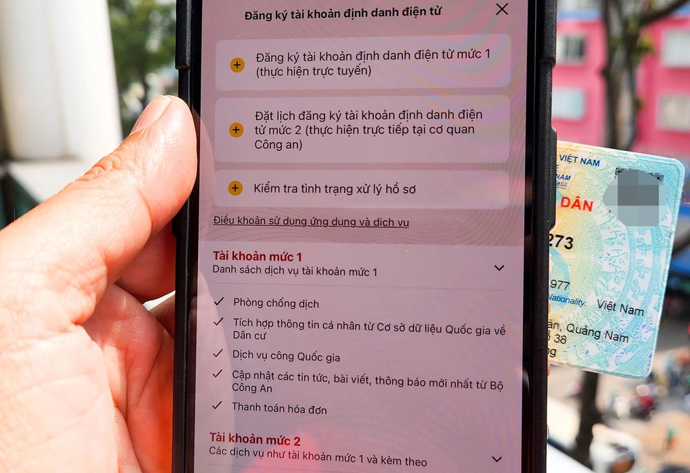 Việc đăng ký VNeID vẫn chưa thuận lợi nên rất cần đơn vị phát triển tiếp tục hoàn thiện ứng dụng này, nhất là kết nối dữ liệu. Ảnh: TẤN BA