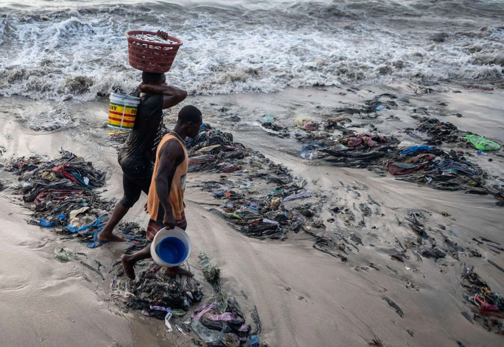 Bãi biển Chorkor gần thủ đô Accra của Ghana bị ô nhiễm. Ảnh: BLOOMBERG