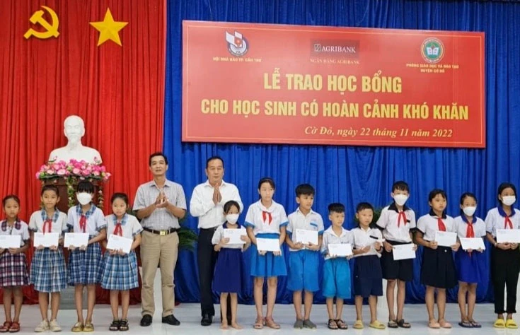 Các em học sinh nghèo, có hoàn cảnh khó khăn của huyện Cờ Đỏ nhận học bổng