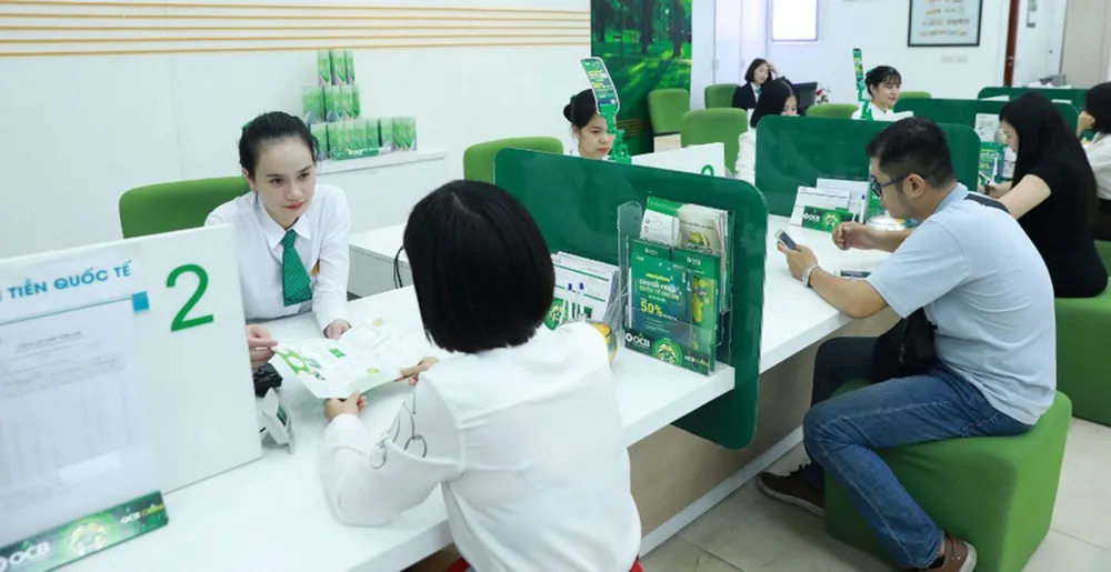 Khách hàng tìm hiểu các khoản vay ngân hàng. Ảnh: MINH HUY