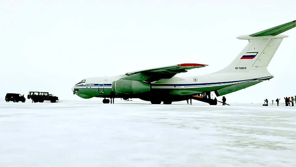 Máy bay vận tải Nga Ilyushin Il-76 thực hiện nhiệm vụ tại Bắc cực