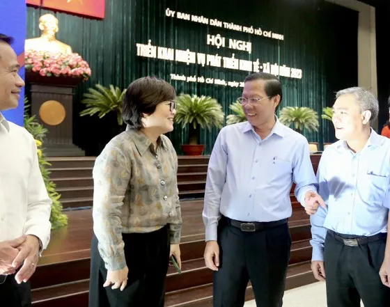 Chủ tịch UBND TPHCM Phan Văn Mãi trao đổi với các đại biểu. Ảnh: HOÀNG HÙNG Chủ tịch UBND TPHCM Phan Văn Mãi trao đổi với các đại biểu. Ảnh: HOÀNG HÙNG