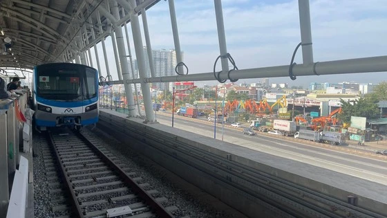 Đoàn tàu thuộc tuyến metro số 1 chạy thử từ ga Suối Tiên đến ga Bình Thái. Ảnh: THANH HẢI