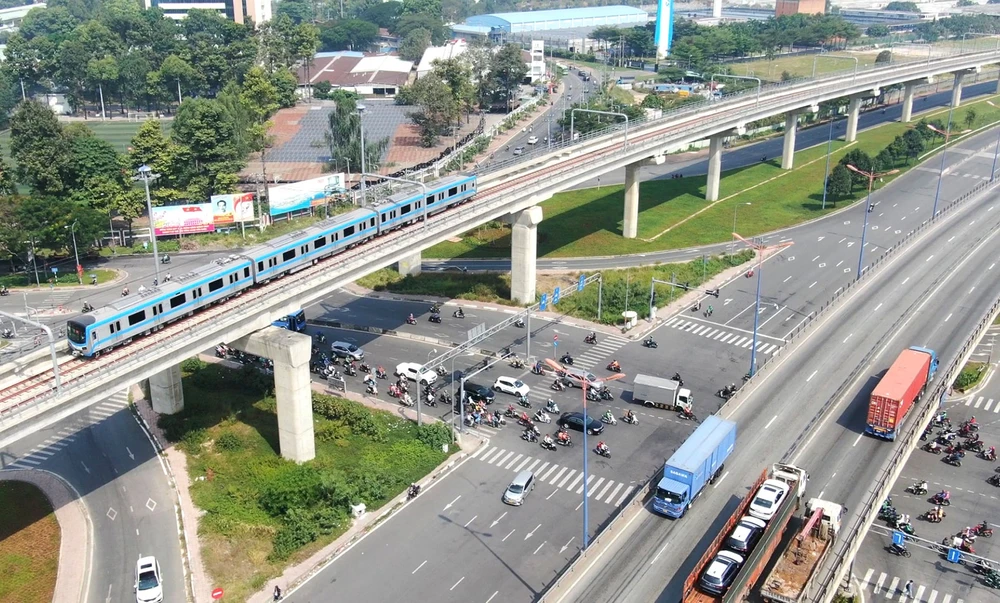 Tuyến metro số 1 sẽ đưa vào vận hành vào năm 2023. Trong ảnh, tàu chạy thử nghiệm trên tuyến metro số 1. Ảnh: HOÀNG HÙNG