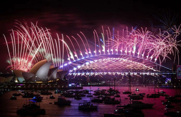 Pháo hoa thắp sáng cầu cảng Sydney (Australia)