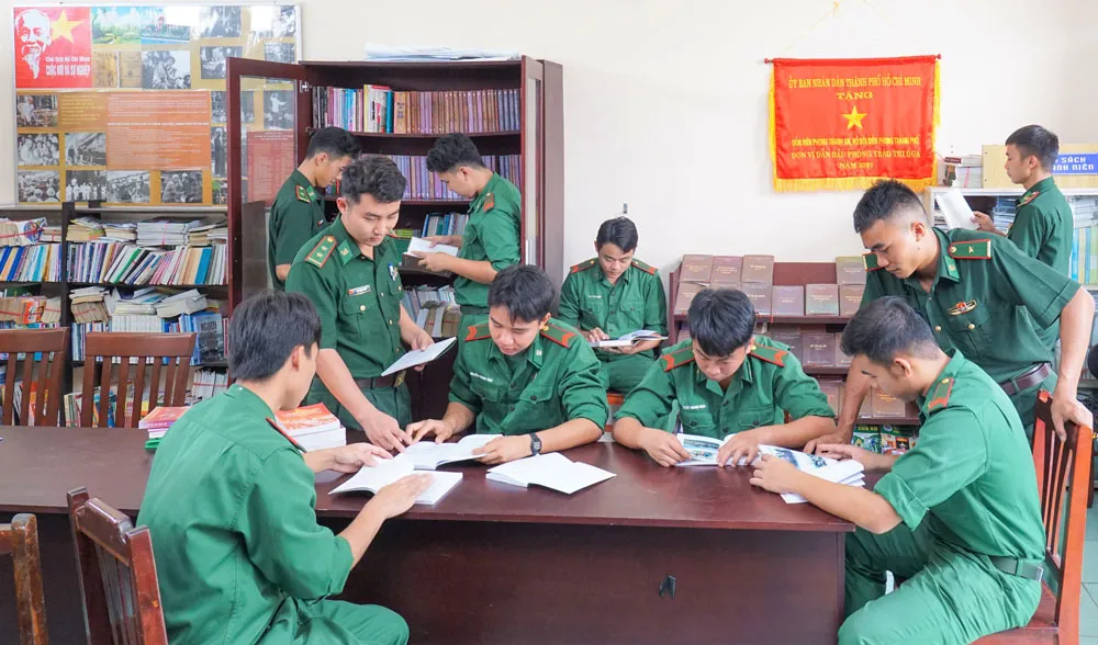 Sau những giờ tuần tra trên bờ, trên biển, cán bộ, chiến sĩ lại trau dồi kiến thức