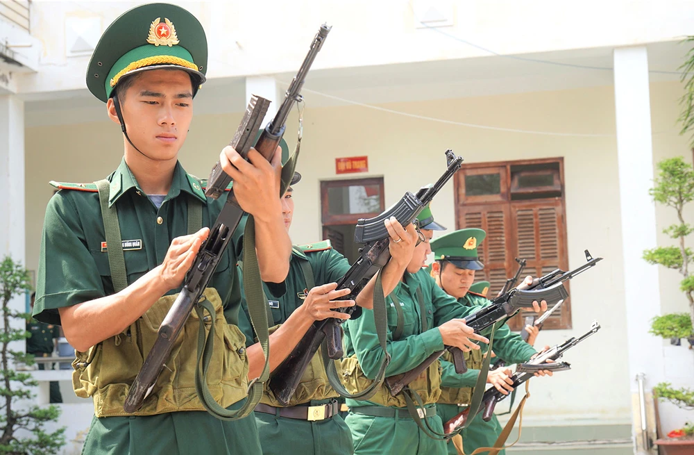 Cán bộ, chiến sĩ kiểm tra quân trang, vũ khí trước khi tổ chức tuần tra, kiểm soát