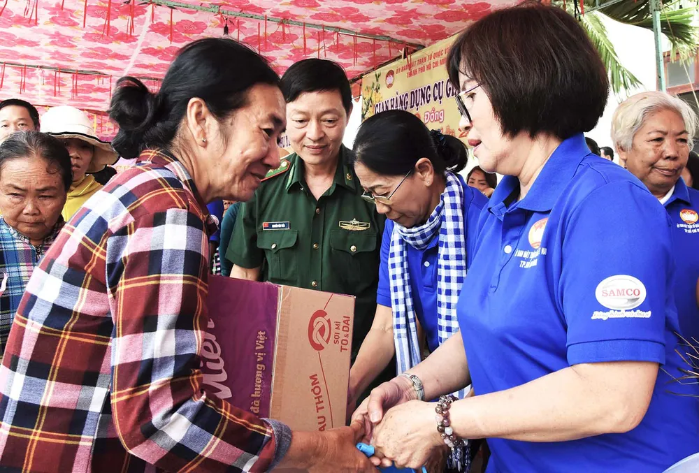 Tặng quà tết, nhu yếu phẩm cho bà con