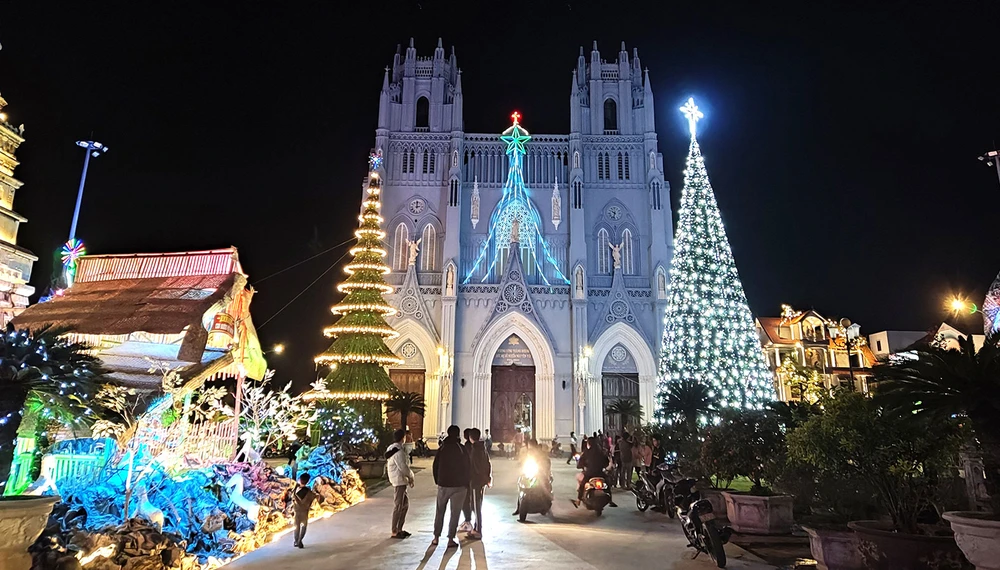 Vương Cung Thánh đường Phú Nhai (xã Xuân Phương, huyện Xuân Trường, tỉnh Nam Định) lung linh về đêm. Ảnh: ĐỖ TRUNG