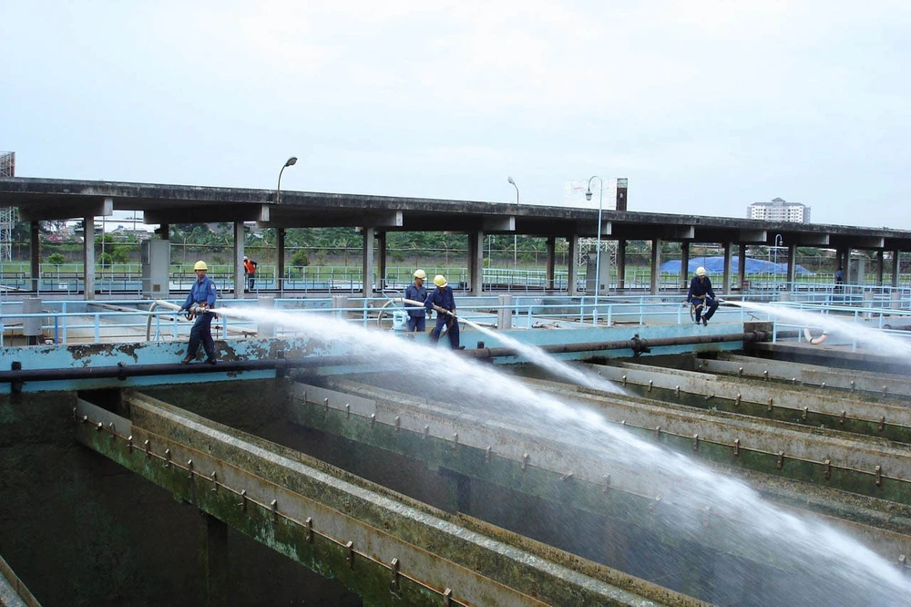 Nhân viên tại nhà máy nước nỗ lực đảm bảo cấp nước an toàn trong dịp tết và mùa khô