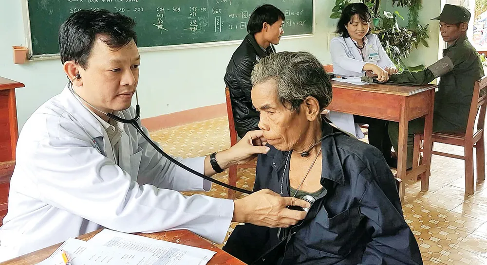 Bác sĩ Nguyễn Tri Thức, Đại biểu Quốc hội, Giám đốc Bệnh viện Chợ Rẫy, khám bệnh cho người dân huyện Chư Sê (tỉnh Gia Lai) trong chương trình Ấm áp mùa đông Bác sĩ Nguyễn Tri Thức, Đại biểu Quốc hội, Giám đốc Bệnh viện Chợ Rẫy, khám bệnh cho người dân huyện Chư Sê (tỉnh Gia Lai) trong chương trình Ấm áp mùa đông