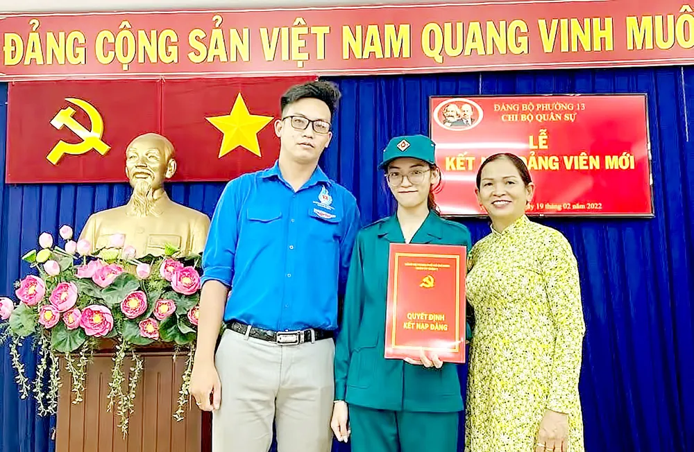 Nữ quân nhân Phan Vũ Kim Phụng cùng mẹ và anh trai trong lễ kết nạp Đảng, ngày 12-2-2022 Nữ quân nhân Phan Vũ Kim Phụng cùng mẹ và anh trai trong lễ kết nạp Đảng, ngày 12-2-2022
