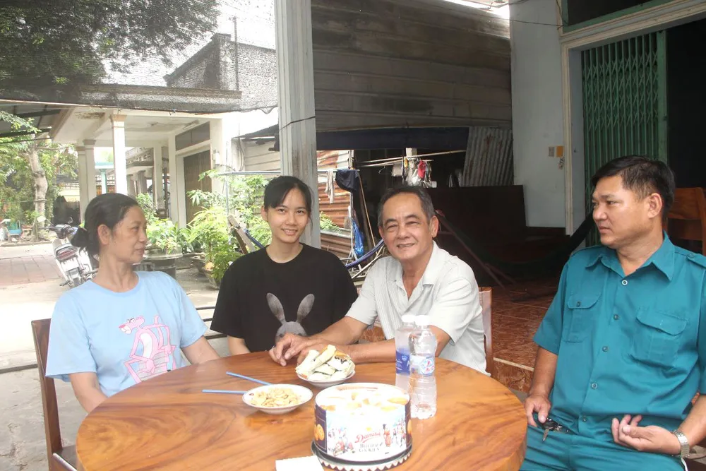 Bà Lê Thị Út (bìa trái), mẹ của nữ quân nhân Nguyễn Trang Hương Trúc (giữa), tâm sự cùng con trước khi con gái lên đường nhập ngũ Bà Lê Thị Út (bìa trái), mẹ của nữ quân nhân Nguyễn Trang Hương Trúc (giữa), tâm sự cùng con trước khi con gái lên đường nhập ngũ