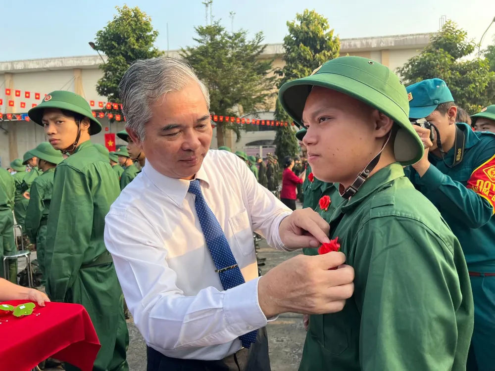 Phó Chủ tịch UBND TPHCM Ngô Minh Châu động viên các tân binh Phó Chủ tịch UBND TPHCM Ngô Minh Châu động viên các tân binh