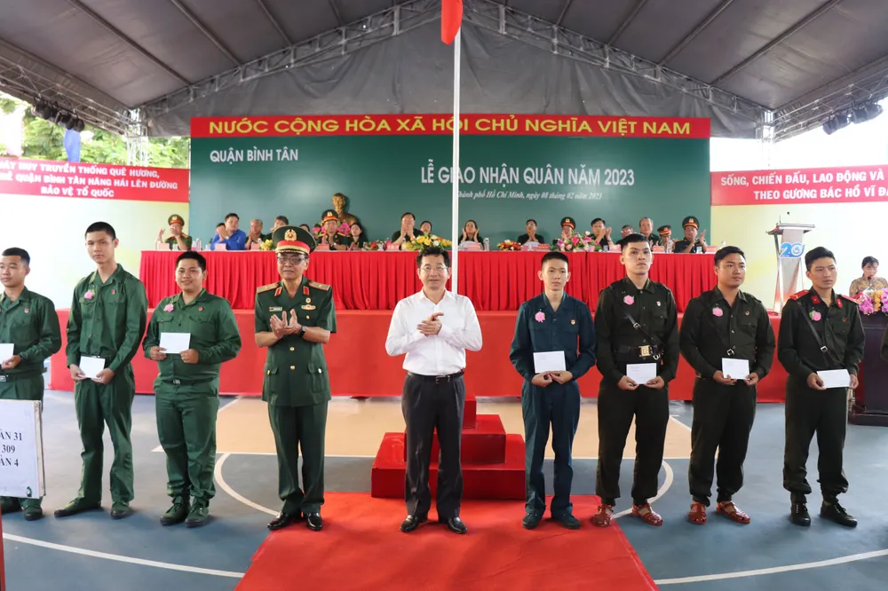 Chủ nhiệm Ủy ban Kiểm tra Thành ủy TPHCM Dương Ngọc Hải tặng quà cho đảng viên trẻ nhập ngũ Chủ nhiệm Ủy ban Kiểm tra Thành ủy TPHCM Dương Ngọc Hải tặng quà cho đảng viên trẻ nhập ngũ